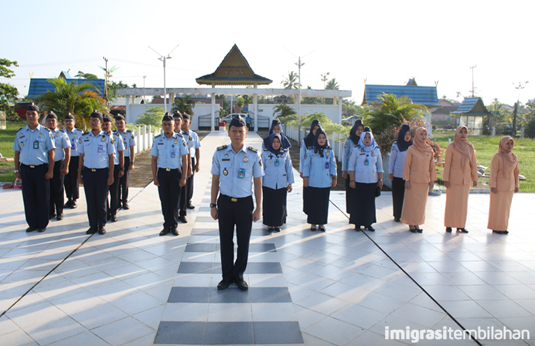 Upacara Tabur Bunga di Taman Makam Pahlawan Yudha Bakti Tembilahan dalam rangka HBI ke-70